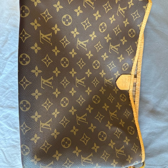 Luis Vuitton tote - Picture 3 of 4